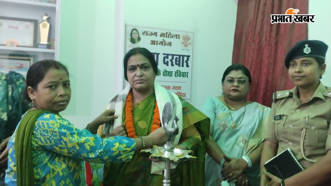 1. दीप प्रज्वलित करती महिला आयोग के अध्यक्ष अप्सरा रानी व अन्य 2. महिला आयोग अध्यक्ष को शॉल दे कर सम्मानित करती जदयू महिला के नगर अध्यक्ष शिल्पी सुमन | Prabhat Khabar Network