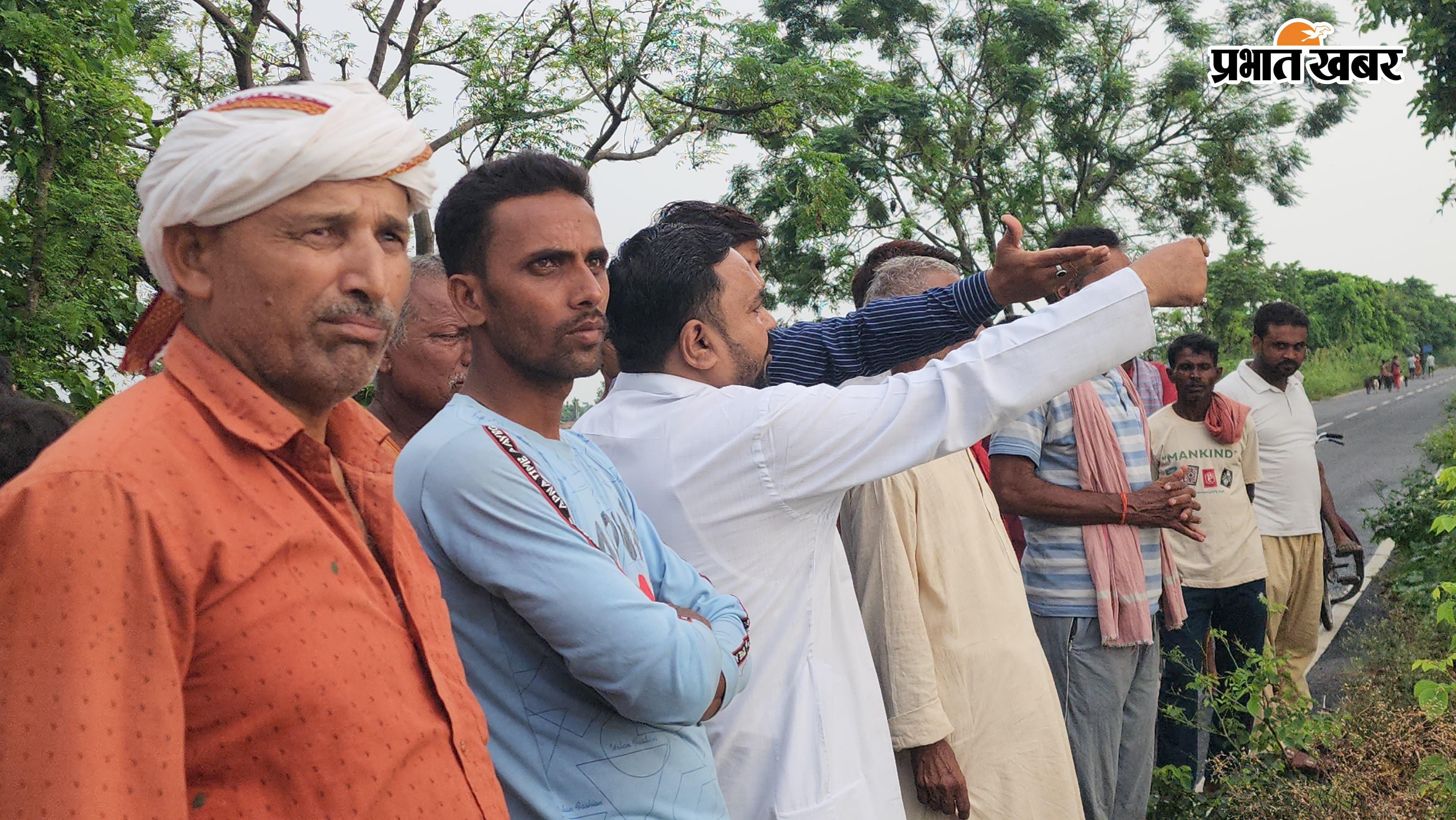 कटाव का निरीक्षण करते कांग्रेस नेता रवि भुषण | Prabhat Khabar Network
