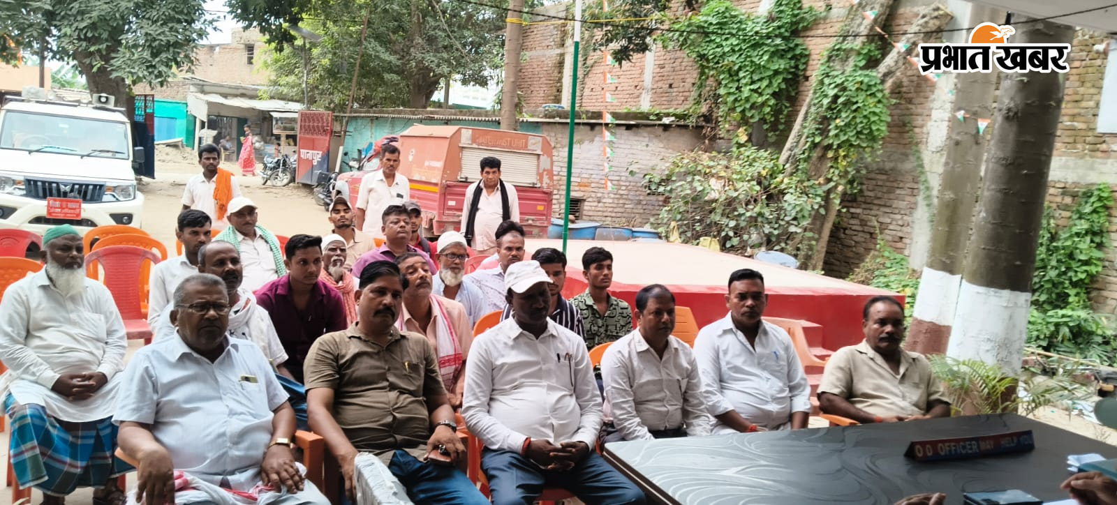 बैठक करते सीओ, थानाध्यक्ष  उपस्थित जनप्रतिनिधि. | Prabhat Khabar Network