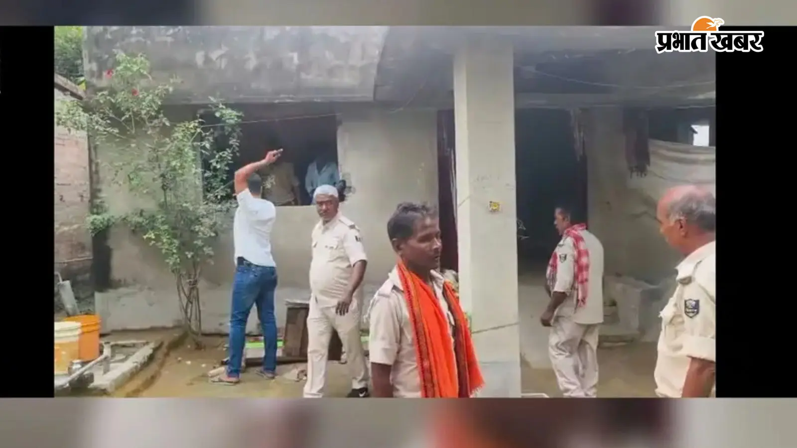 हाजीपुर: पॉक्सो के फरार आरोपित के घर कुर्की-जब्ती, दरवाजे-खिड़कियां तक उखाड़ ले गई पुलिस
