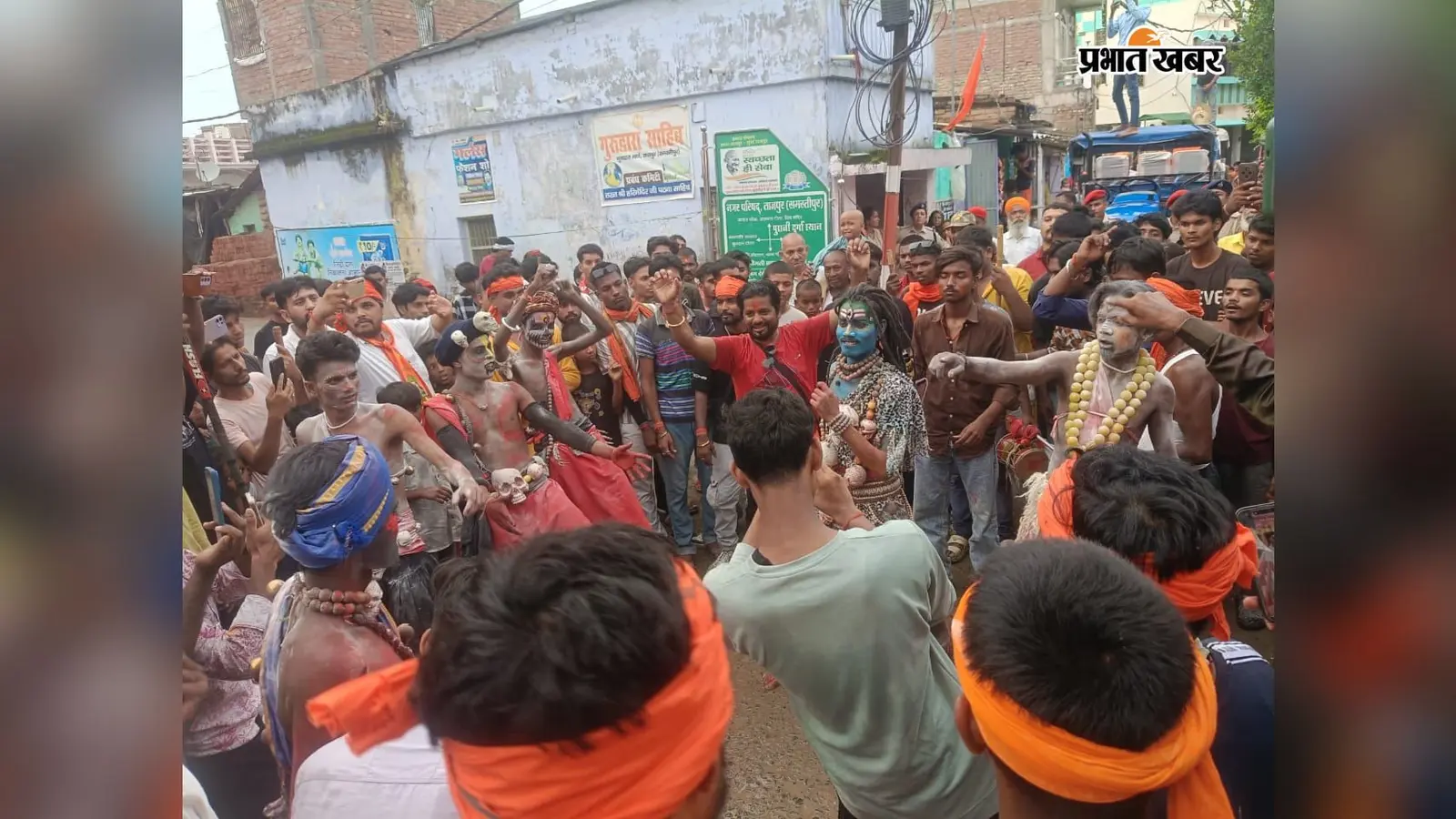 Samastipur: ताजपुर में महावीरी झंडा जुलूस की धूम, युवाओं ने दिखाये हैरतअंगेज करतब