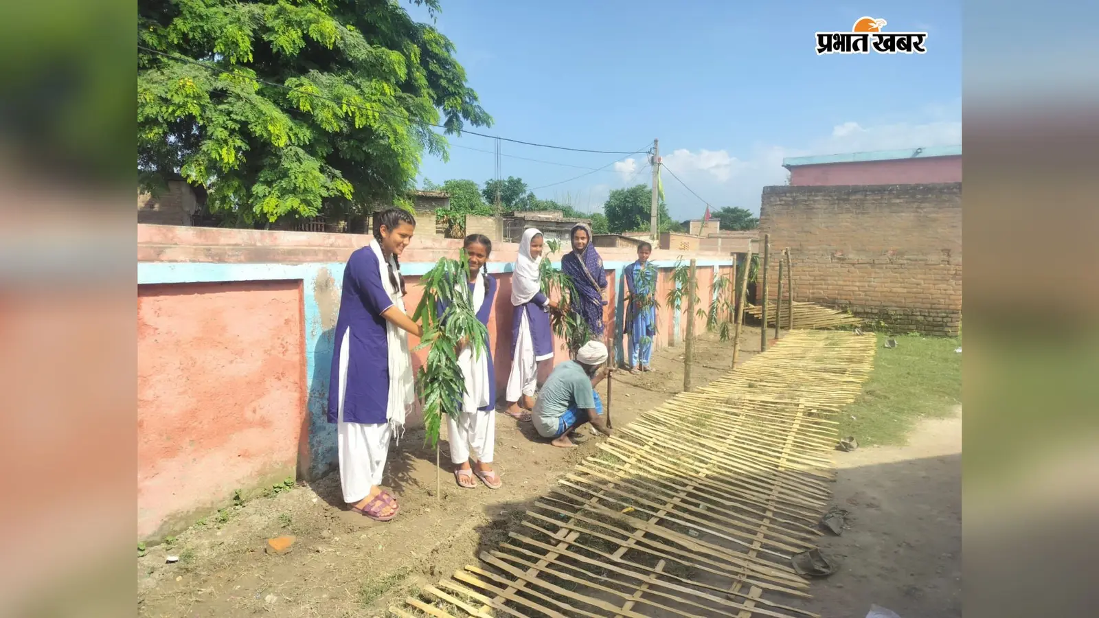 मोतिहारी: किताबों के साथ प्रकृति से भी जुड़ रहे बच्चे, स्कूल परिसर में लगाए अशोक के पौधे