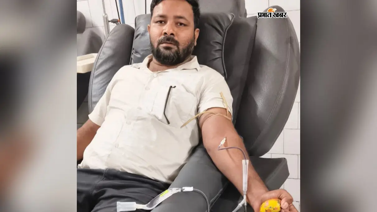 सारण: मढ़ौरा के आठ युवाओं ने पटना में किया रक्तदान, दिया मानवता का संदेश