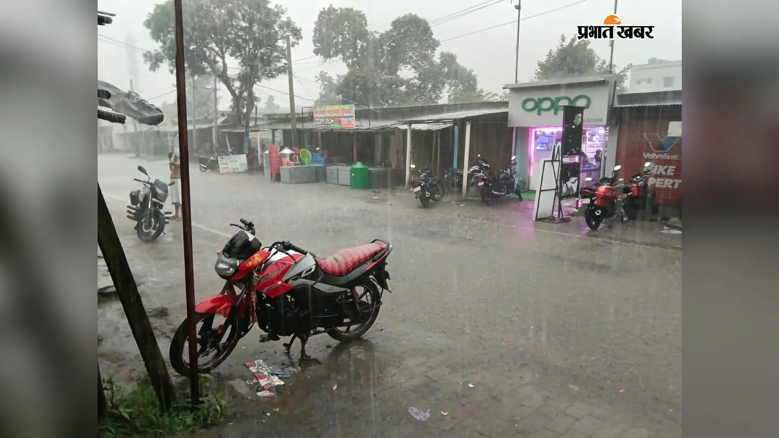 पलासी में बारिश बनी किसानों के लिए वरदान, लेकिन गड्ढों में पानी भरने से सड़कें बनीं मुसीबत