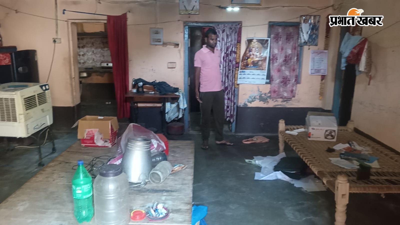चोरी के बाद घर में बिखरा सामान