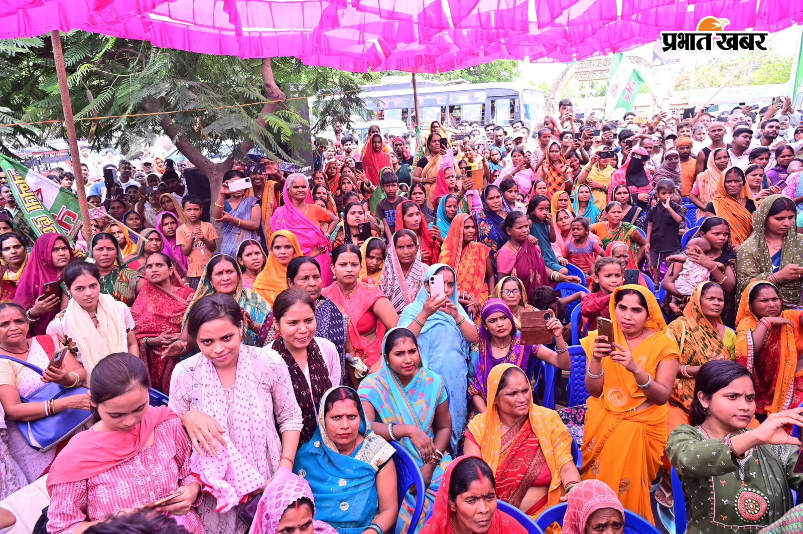 स्वास्थ मंत्री का स्वागत करते विधायक पंकज कुमार मिश्रा व राजग गठबंधन नेता कार्यक्रम में मौजूद महिलाएं | Prabhat Khabar Network
