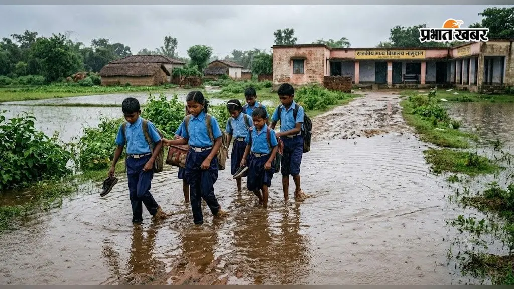 घुटने तक पानी और कीचड़ के बीच स्कूल पहुंच रहे बच्चे, सड़क विहीन नामुदाग विद्यालय की तस्वीर ने खोली व्यवस्था की पोल