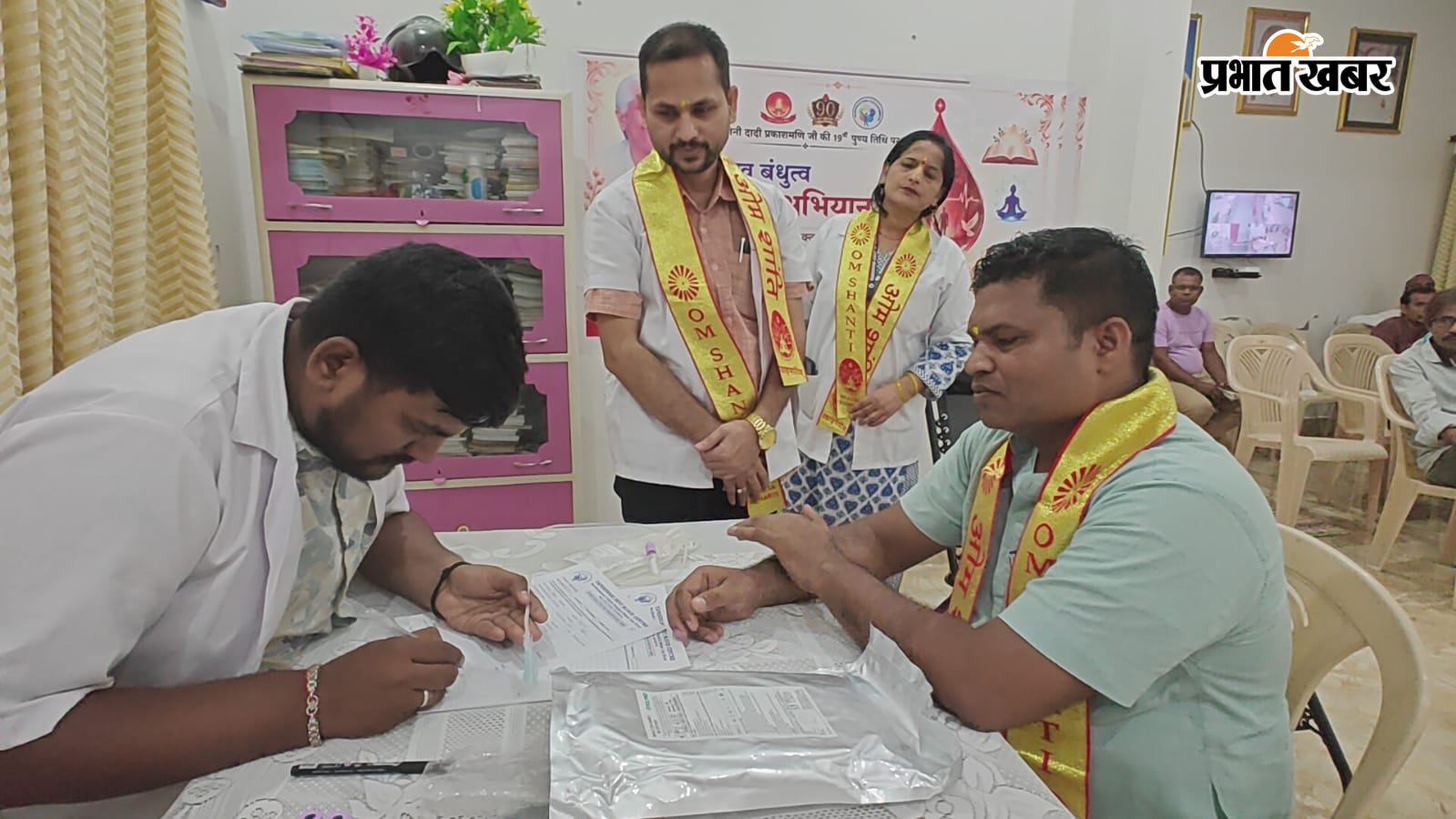 फोटो रक्तदान करते रक्तदाता एवं मौजूद अतिथि | Prabhat Khabar Network
