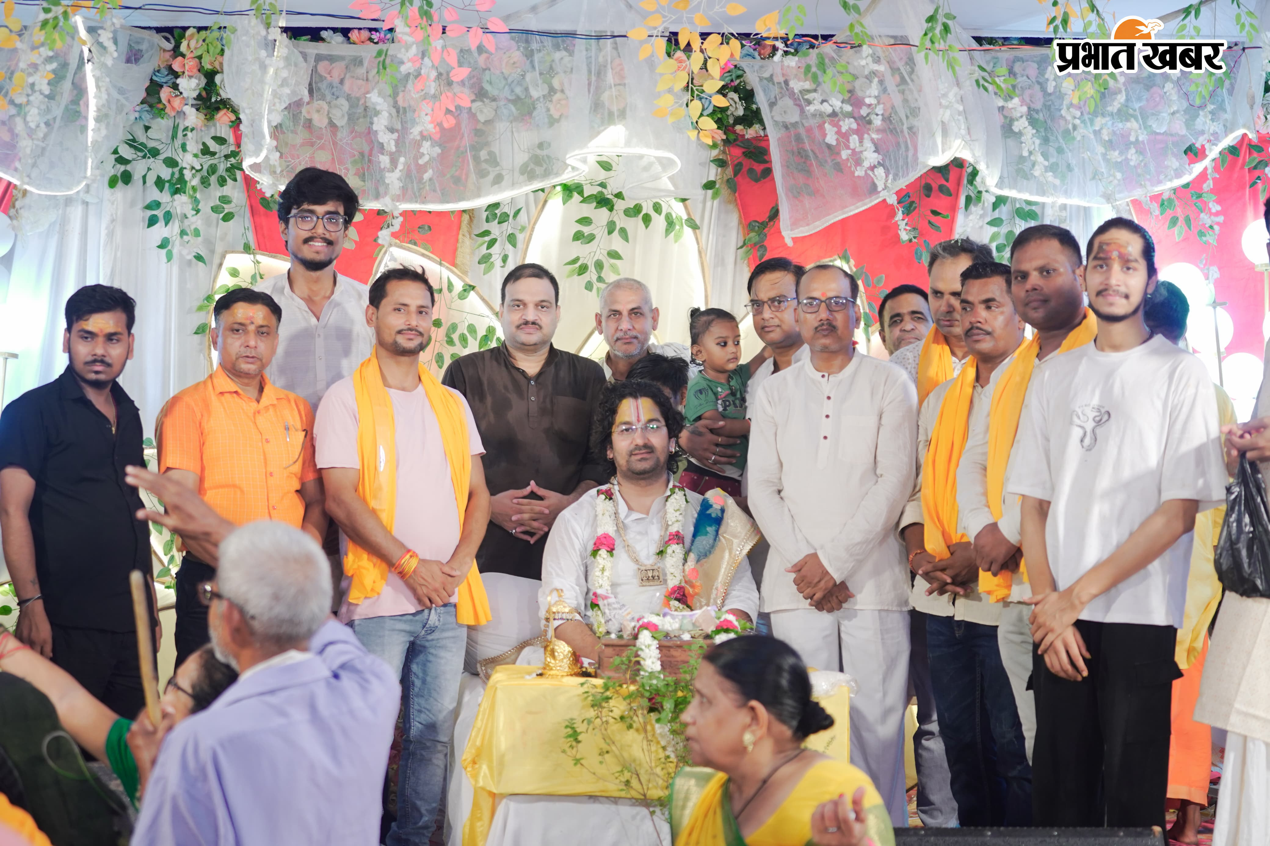 व्यासपीठ पर मौजूद परमाचार्य जी महाराज | Prabhat Khabar Network