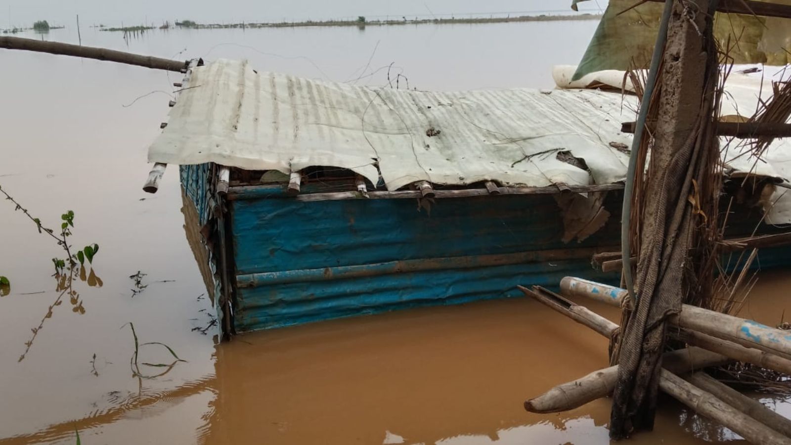 बाढ़ के पानी में डूबा घर