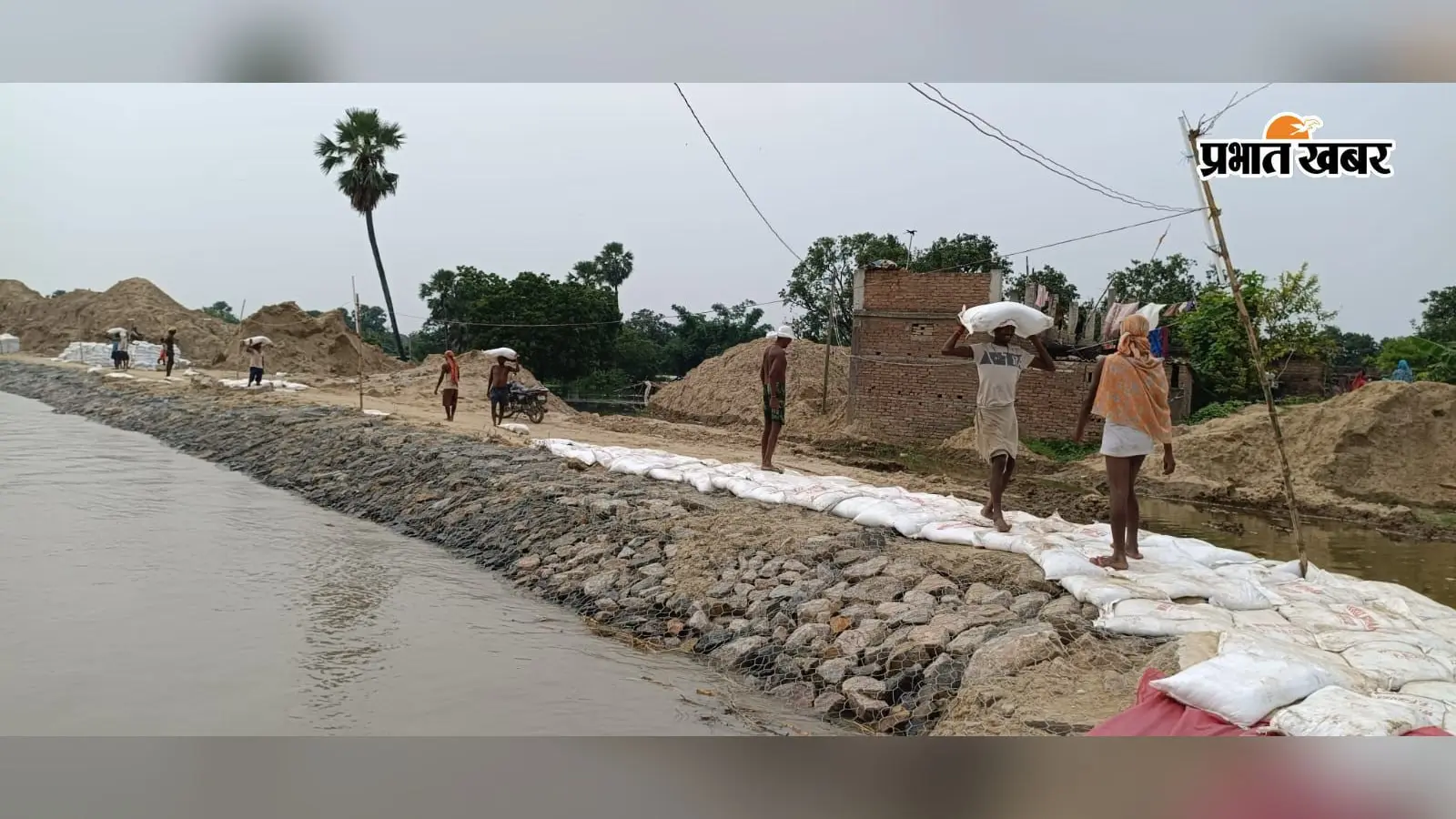 गंगा का जलस्तर बढ़ा, गनियारी पूरी तरह जलमग्न; 90% परिवार घर छोड़ सुरक्षित जगहों पर पहुंचे