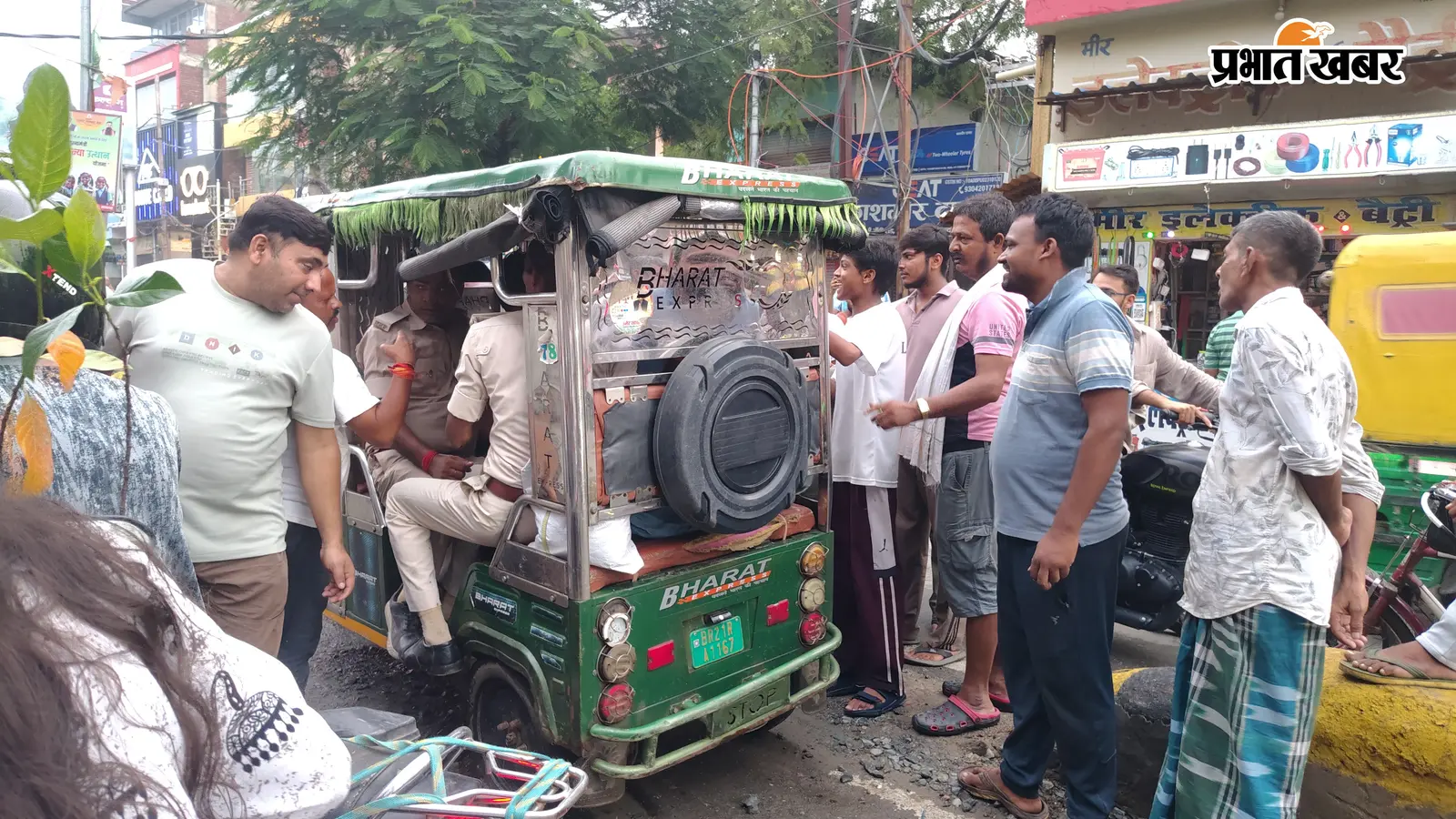 बिहारशरीफ में हथकड़ी सरकाकर ई-रिक्शा से कूदा कैदी, 10 मिनट तक गलियों में पुलिस करती रही पीछा