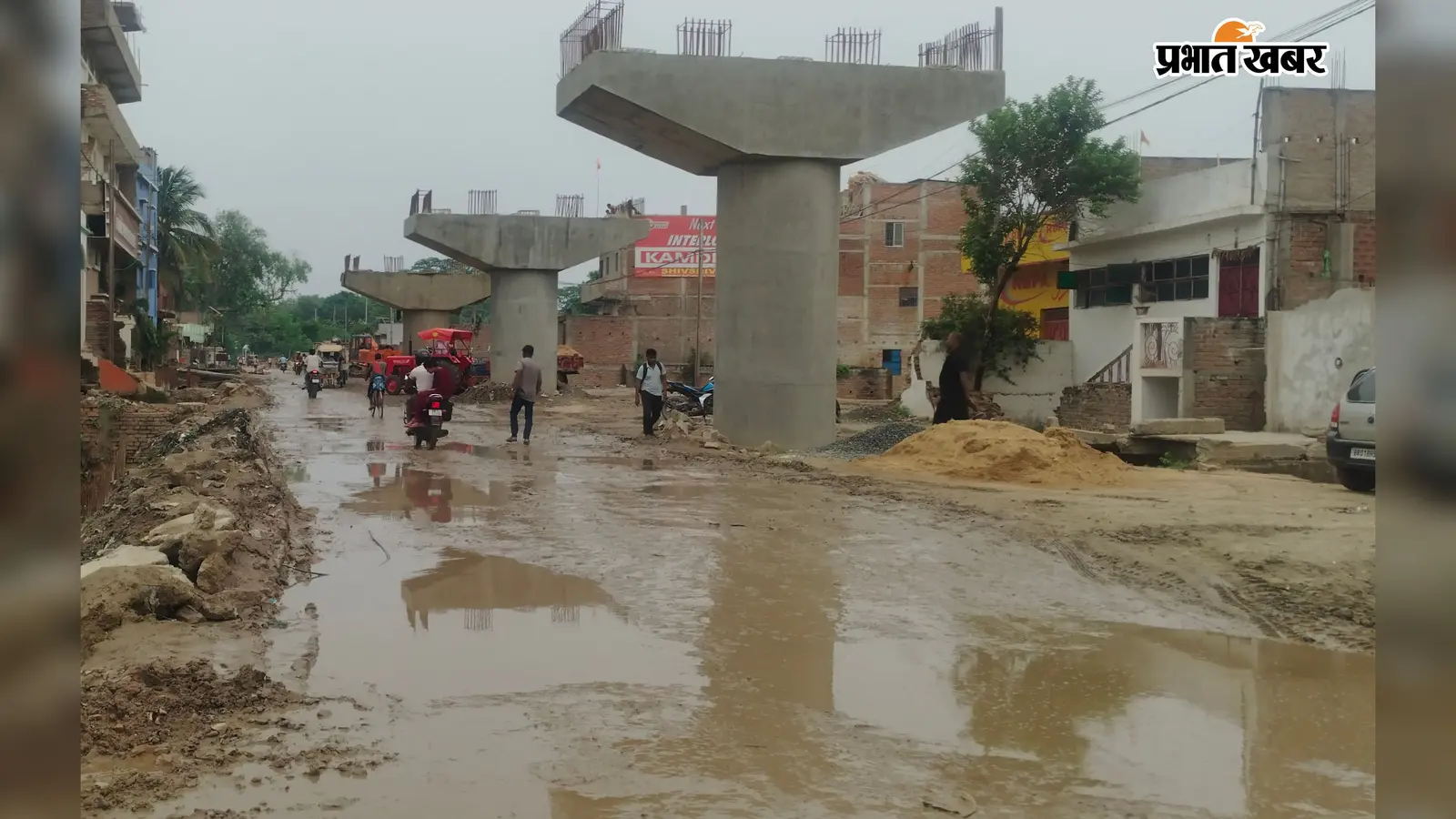 मथुरापुर आरओबी निर्माण बना राहगीरों के लिए मुसीबत,अधूरे नाला व कीचड़ से बढ़ा हादसे का खतरा