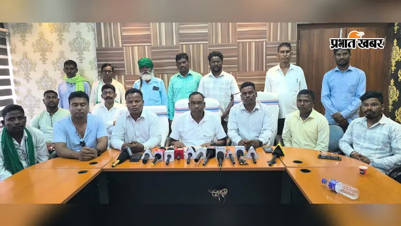प्रेस करते प्रेमचंद मुर्मू व झामुमो नेता | Prabhat Khabar Network