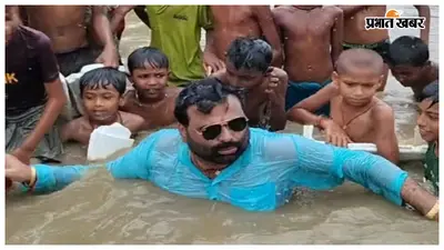 Darbhanga: सड़क पर घुटने भर पानी में बच्चों के साथ तैरे पूर्व मुखिया, जलजमाव पर अनोखा प्रदर्शन