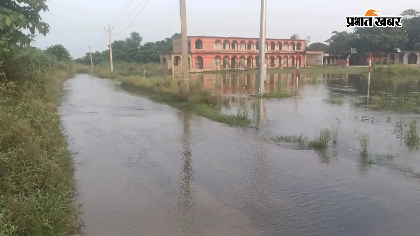 बलिया में गंगा का जलस्तर बढ़ने से दियारा इलाकों में बाढ़ का खतरा, सैकड़ों एकड़ फसल डूबी