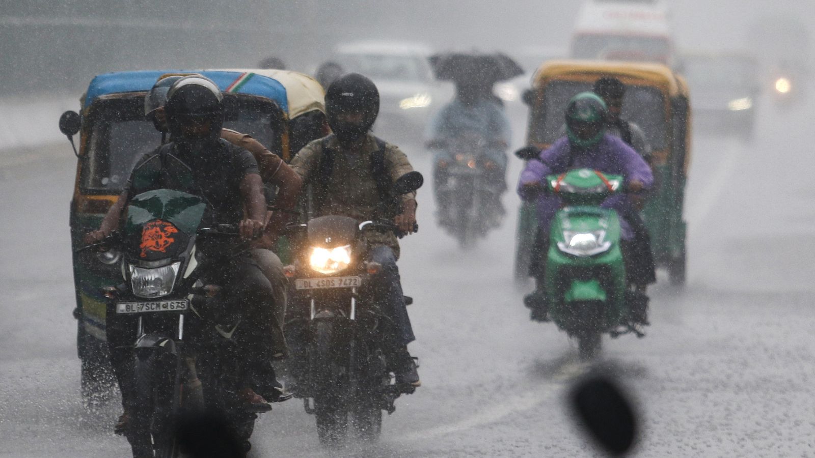 बारिश में भी नहीं थमी रफ्तार
