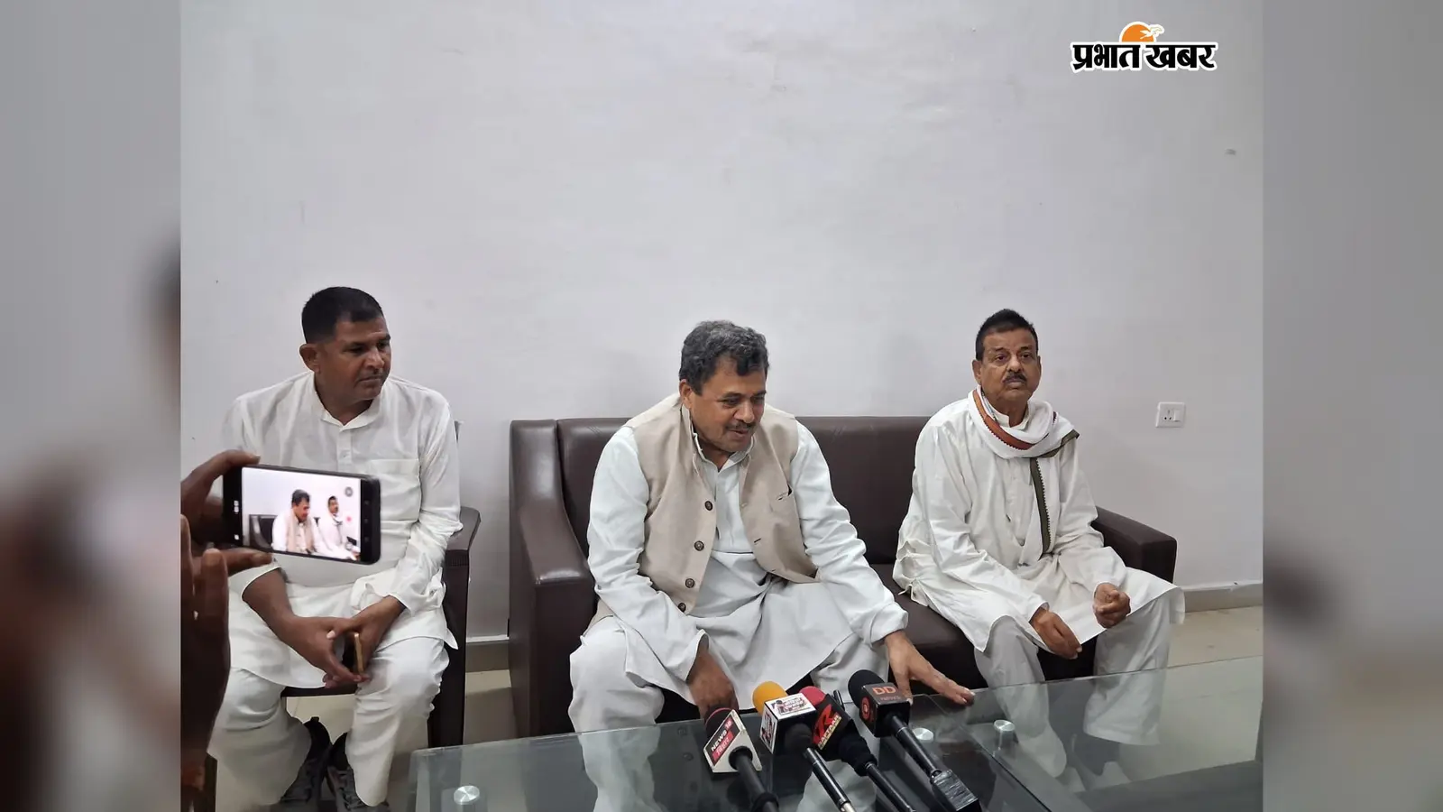 सांसद गिरिधारी यादव के तीन ठिकानों पर पुलिस की छापेमारी से गरमाई सियासत, बोले- ‘लोकतंत्र की हत्या’; SP ने आरोपों को बताया निराधार