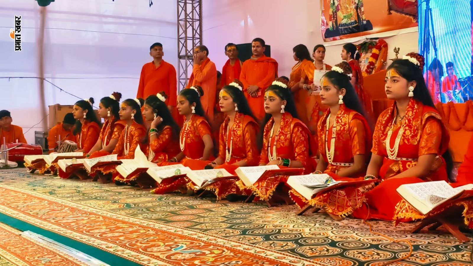 सांस्कृतिक मंच पर तुलसी दर्शन