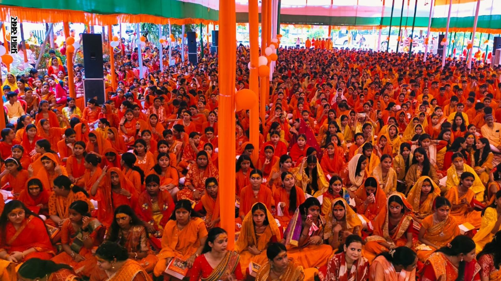 पंडाल में उमड़ी श्रद्धालुओं की भीड़
