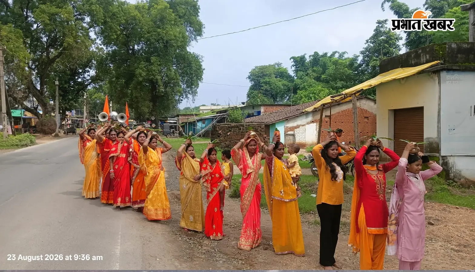 छिंदा नदी से निकली कलशयात्रा, शिव मंदिर पहुंचते ही गूंजे जयकारे; सैकड़ों श्रद्धालुओं ने ग्रहण किया प्रसाद
