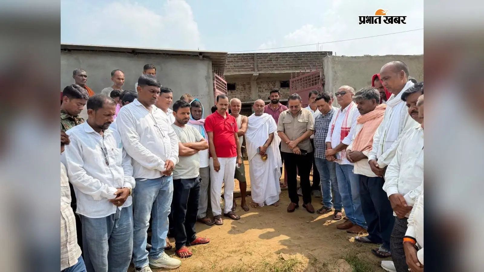 दिवंगत मुखिया के घर पहुंचे विधायक, परिजनों को बंधाया ढांढस; ग्रामीणों ने सामने रख दी सड़क की बड़ी समस्या