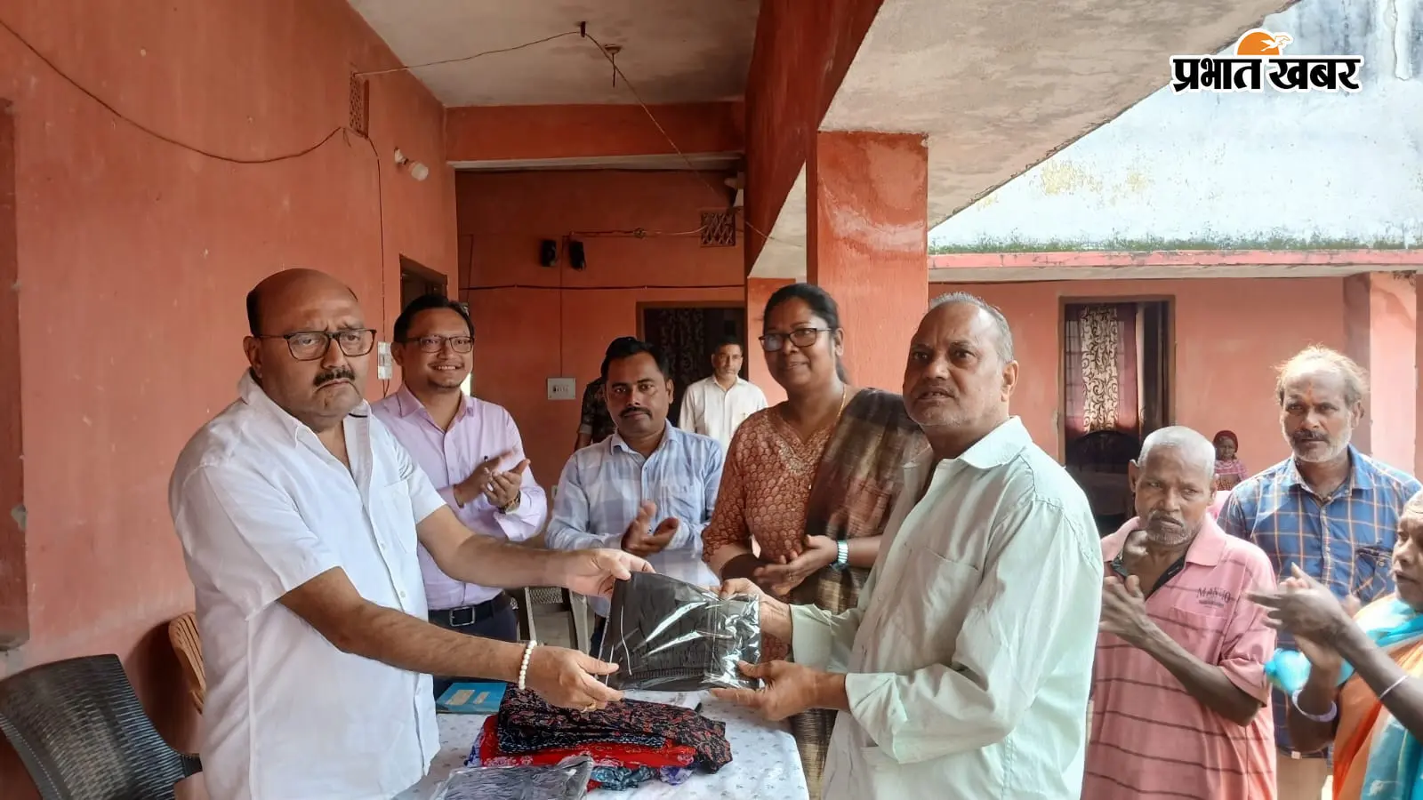 वृद्धाश्रम से बाल गृह तक पहुंची न्यायिक टीम, बुजुर्गों को बांटे कपड़े तो बच्चों के लिए दिए ये निर्देश