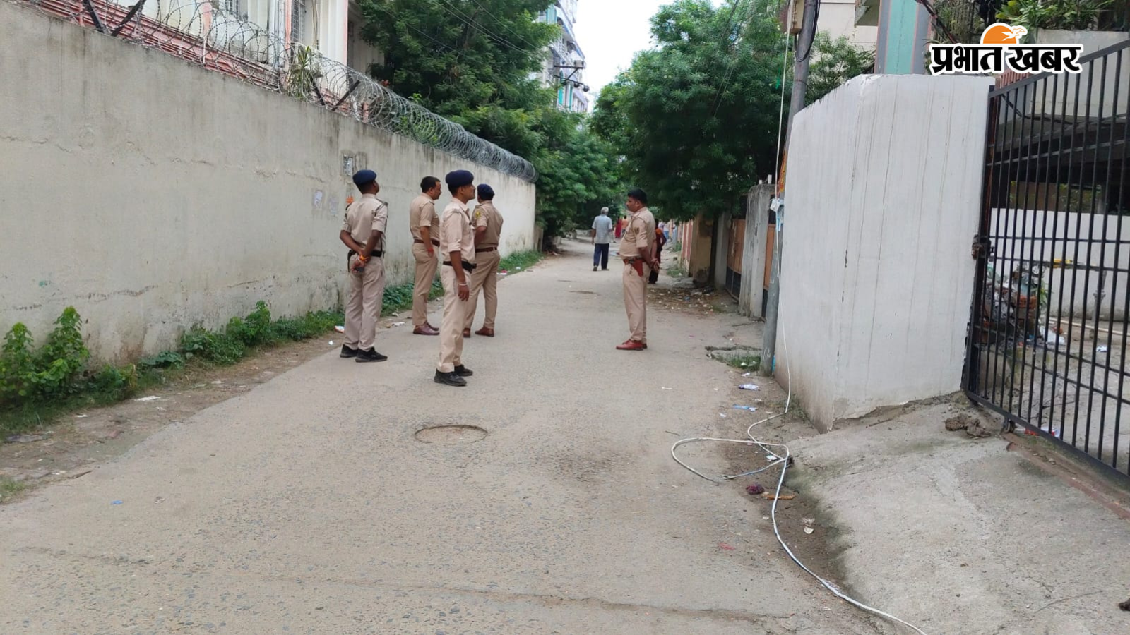 मामले की जांच करती पुलिस