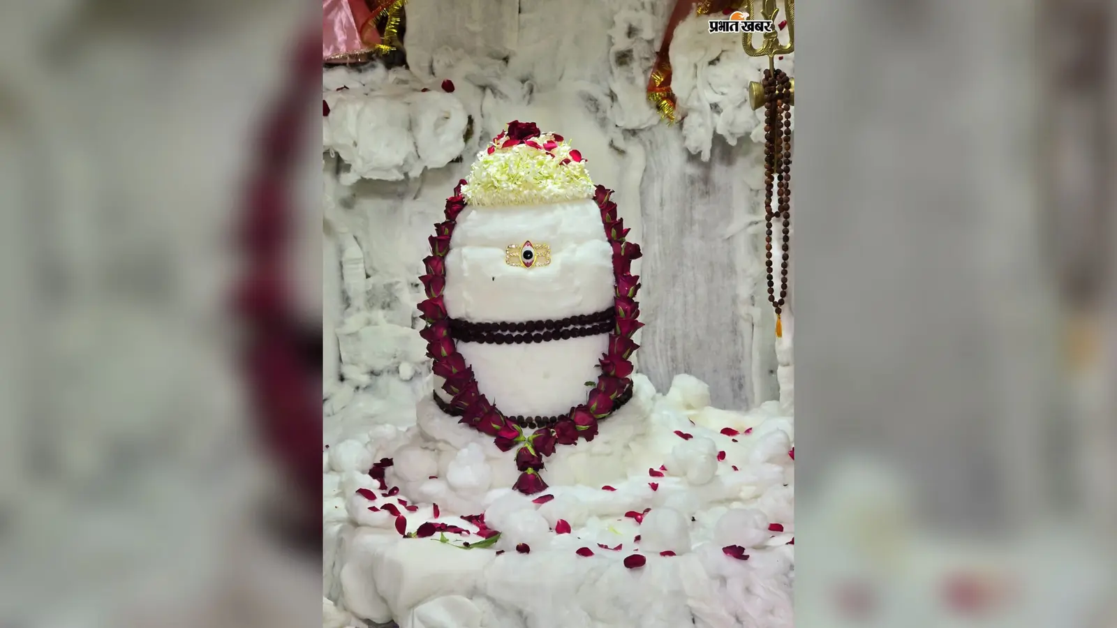 मीरगंज के प्राचीन औघड़दानी मंदिर में सावन की अंतिम सोमवारी की पूर्व संध्या पर रविवार शाम बाबा श्री औघड़दानी महाराज का दिव्य श्रृंगार किया गया.