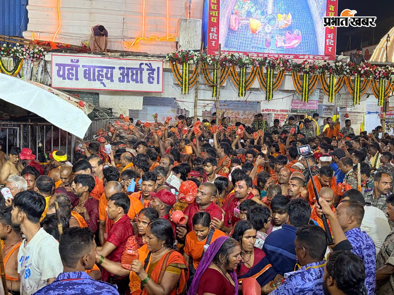 पूजा करते सरदार पंडा, मंदिर परिसर | Prabhat Khabar Network
