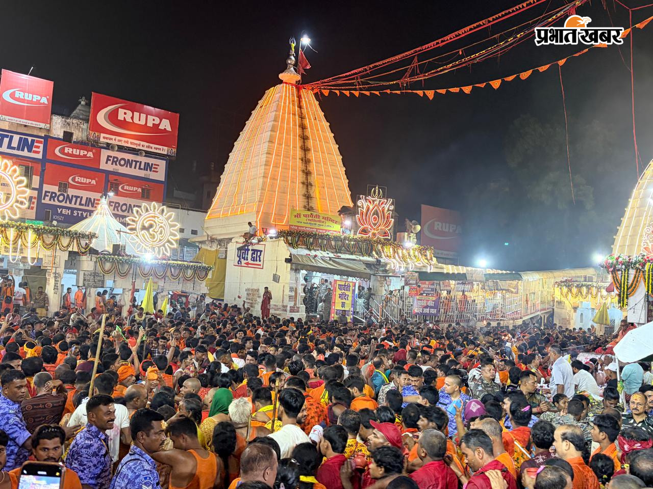 पूजा करते सरदार पंडा, मंदिर परिसर | Prabhat Khabar Network