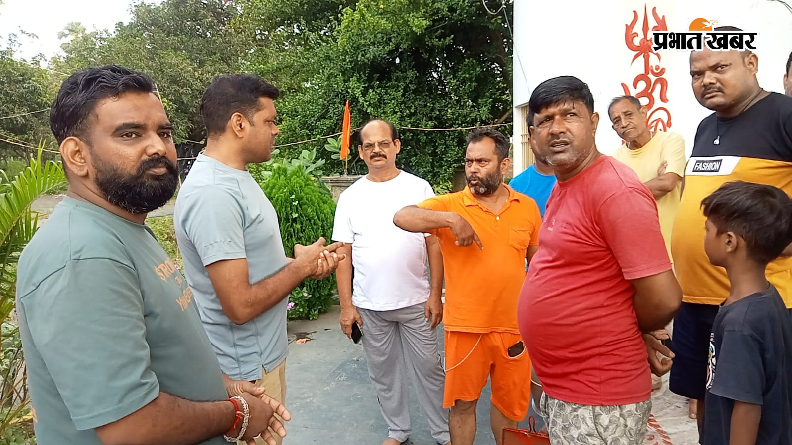 चोरी के बाद जटाधारी मंदिर परिसर में जुटी भीड़ और जांच करती पुलिस | Prabhat Khabar Network