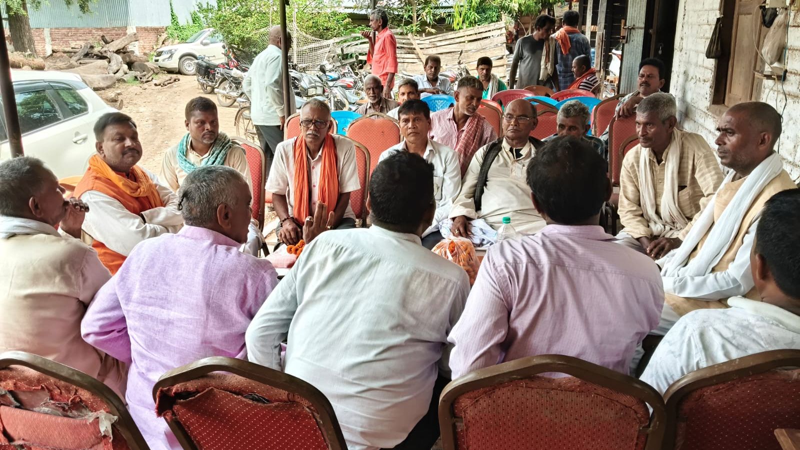 बैठक में शामिल विश्वकर्मा महासभा के लोग