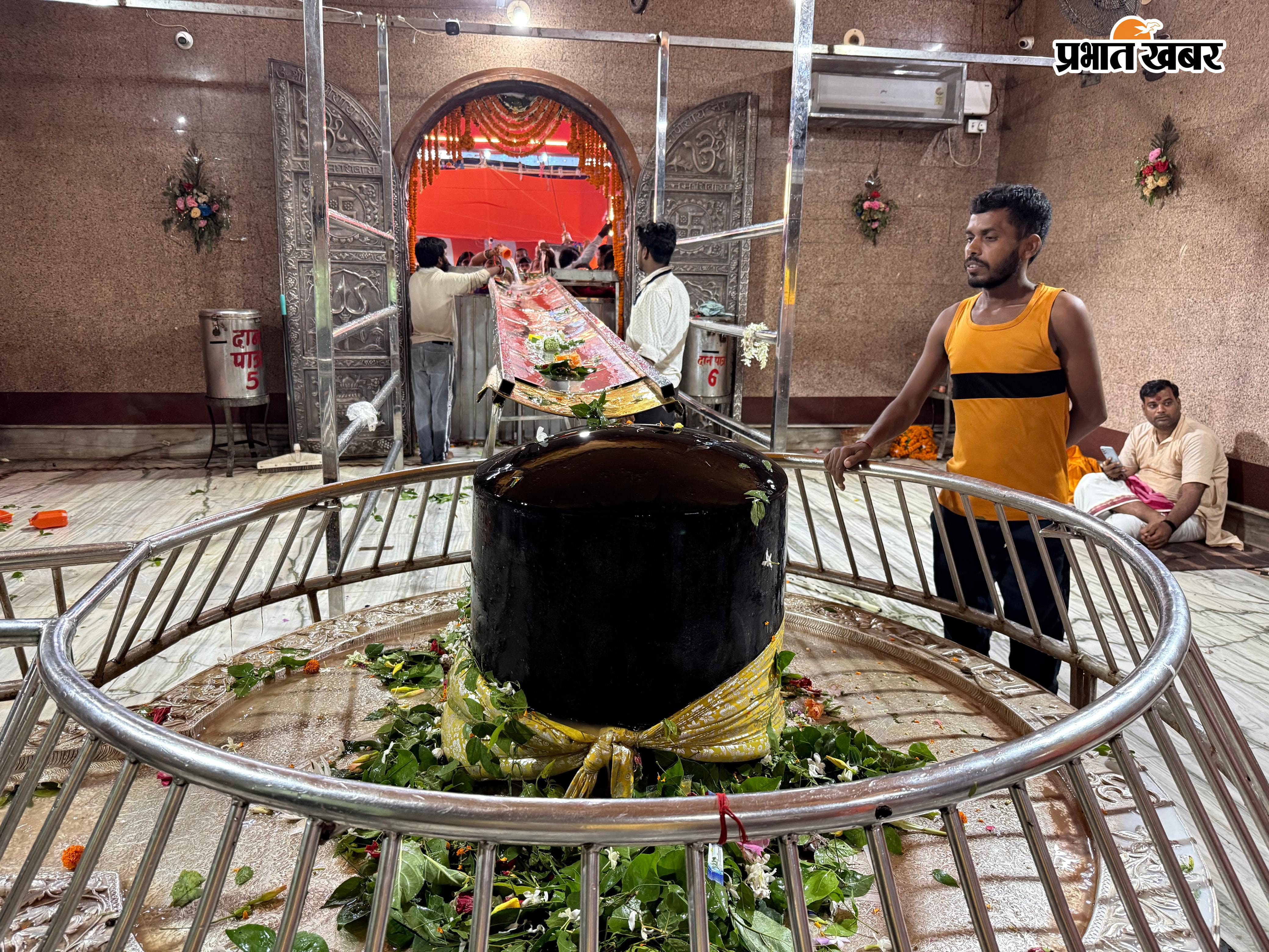 फोटो -1-खाली पड़ी गर्वगृह फोटो -2- अरघा के माध्यम से जलार्पण करते श्रद्धालु फोटो-2-बाबा मंदिर से पार्वती मंदिर में पूजा करने जाते श्रद्धालु फोटो-4- खाली पड़ा ब्रैरिकेडिंग एरिया | Prabhat Khabar Network