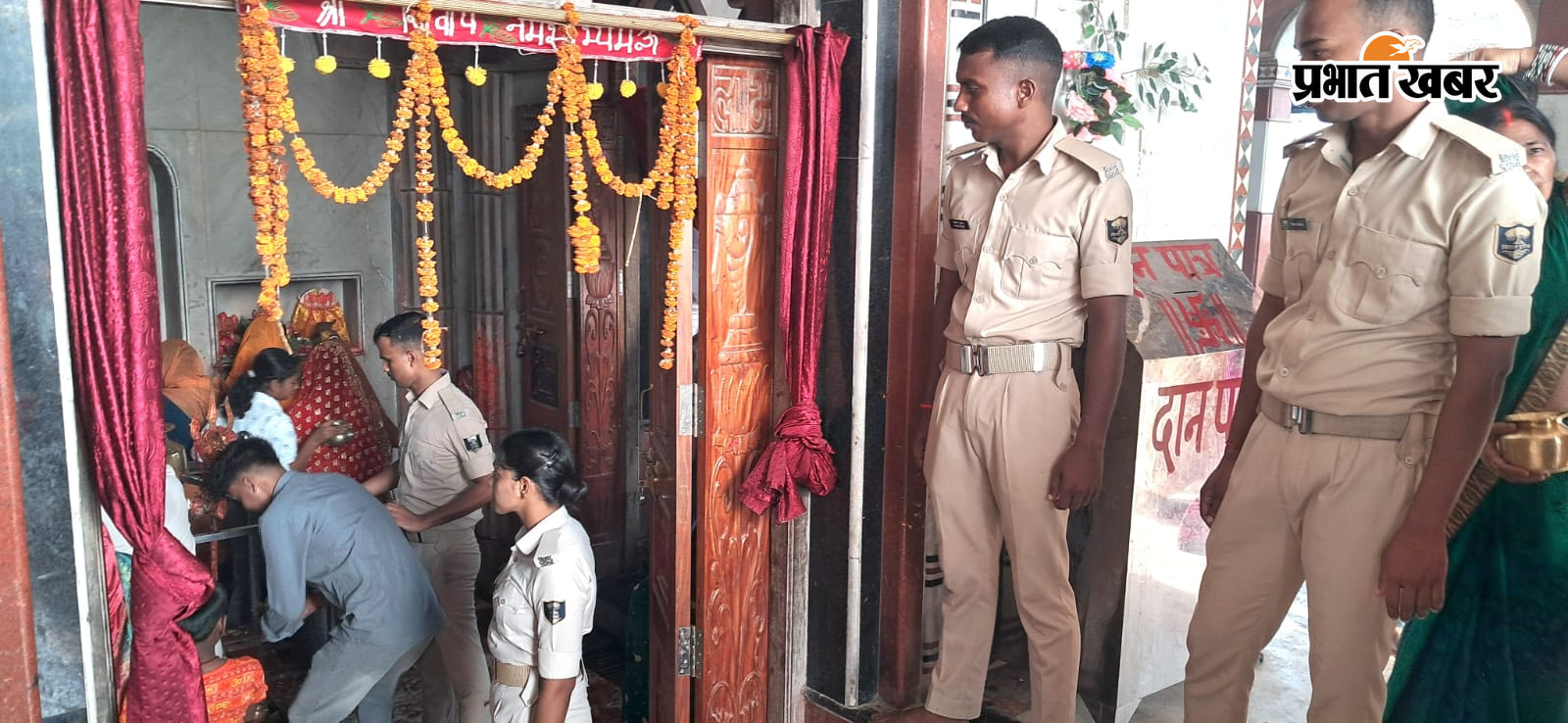 तरैया शिव मंदिर में अंतिम सोमवारी को जलाभिषेक करते श्रद्धालु श्रीरामजानकी ठाकुरबाड़ी शिव मंदिर में सुरक्षा व्यवस्था में तैनात पुलिस बल  तरैया शिवालयों में नन्दीजी महाराज को जलाभिषेक कर मन्नत मांगती महिलाएं | Prabhat Khabar Network