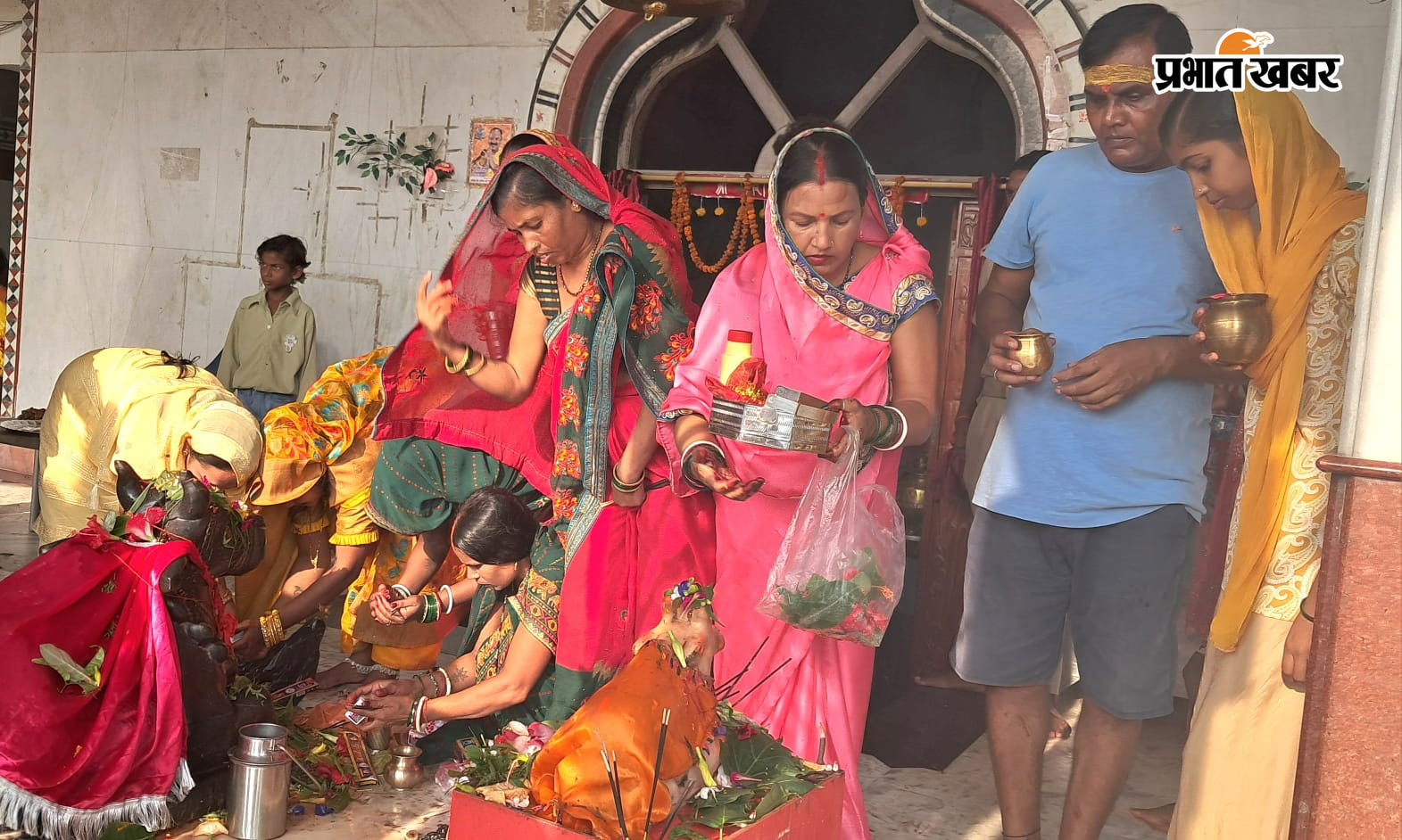 तरैया शिव मंदिर में अंतिम सोमवारी को जलाभिषेक करते श्रद्धालु श्रीरामजानकी ठाकुरबाड़ी शिव मंदिर में सुरक्षा व्यवस्था में तैनात पुलिस बल  तरैया शिवालयों में नन्दीजी महाराज को जलाभिषेक कर मन्नत मांगती महिलाएं | Prabhat Khabar Network