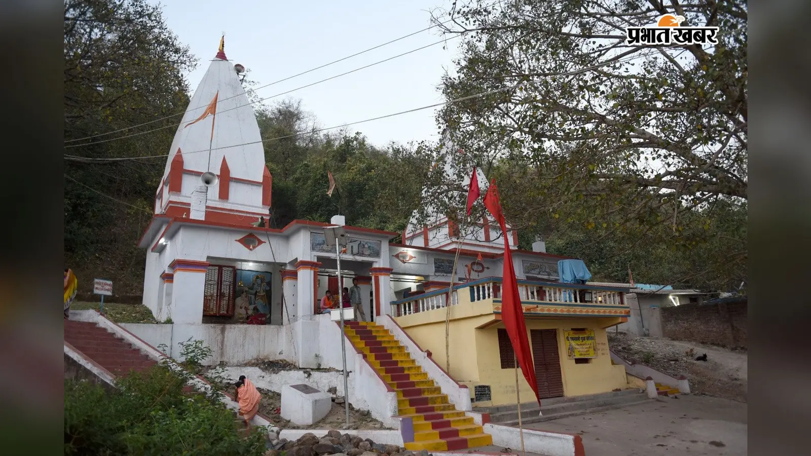 सावन की अंतिम सोमवारी : बरवाडीह का पहाड़ी शिव मंदिर, जहां 460 सीढ़ियों के बाद मिलता है शिव दर्शन और पीटीआर का अद्भुत नजारा