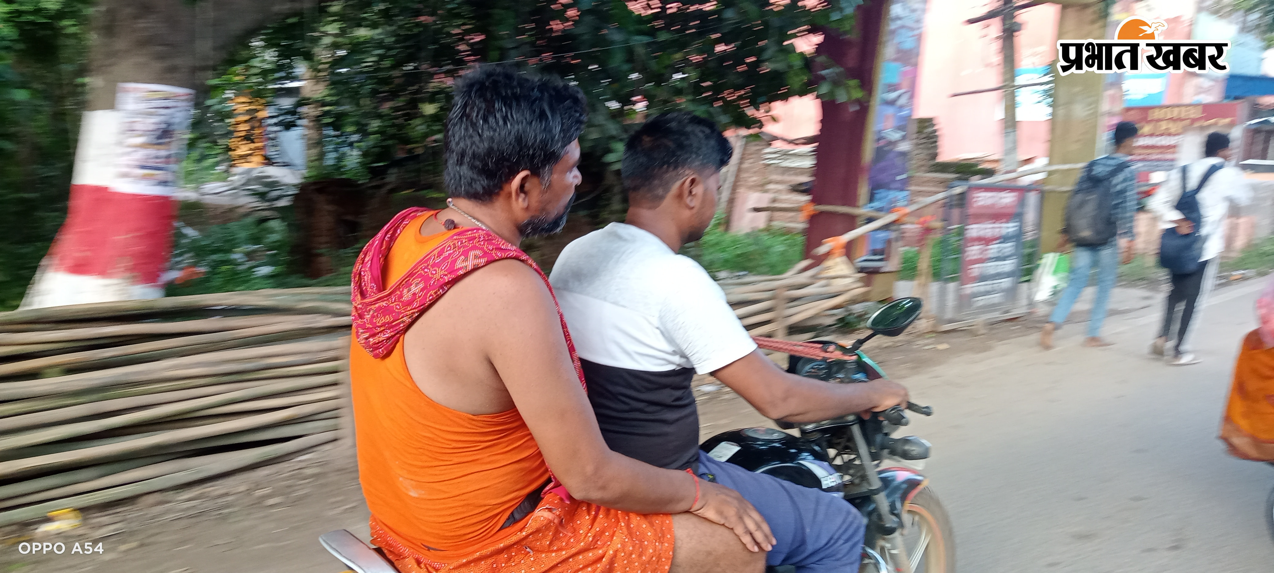 थके हारे कांवरियों को बाइक सेवा की सुविधा | Prabhat Khabar Network