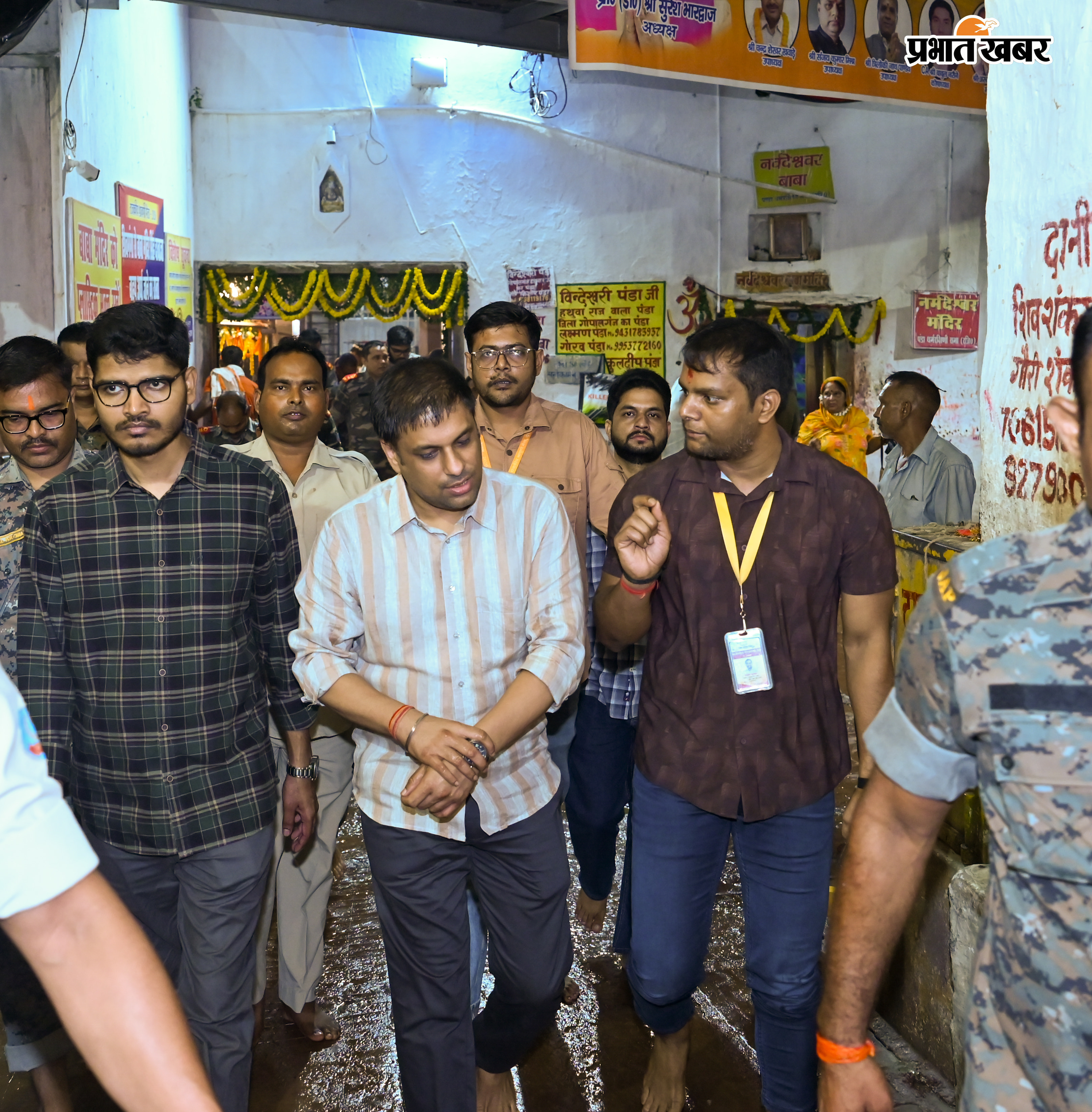 अंतिम सोमवारी की सुबह बाबा मंदिर में उमड़ी भीड़ हर की मॉनिटरिंग करते डीसी व अन्य अधिकारी | Prabhat Khabar Network