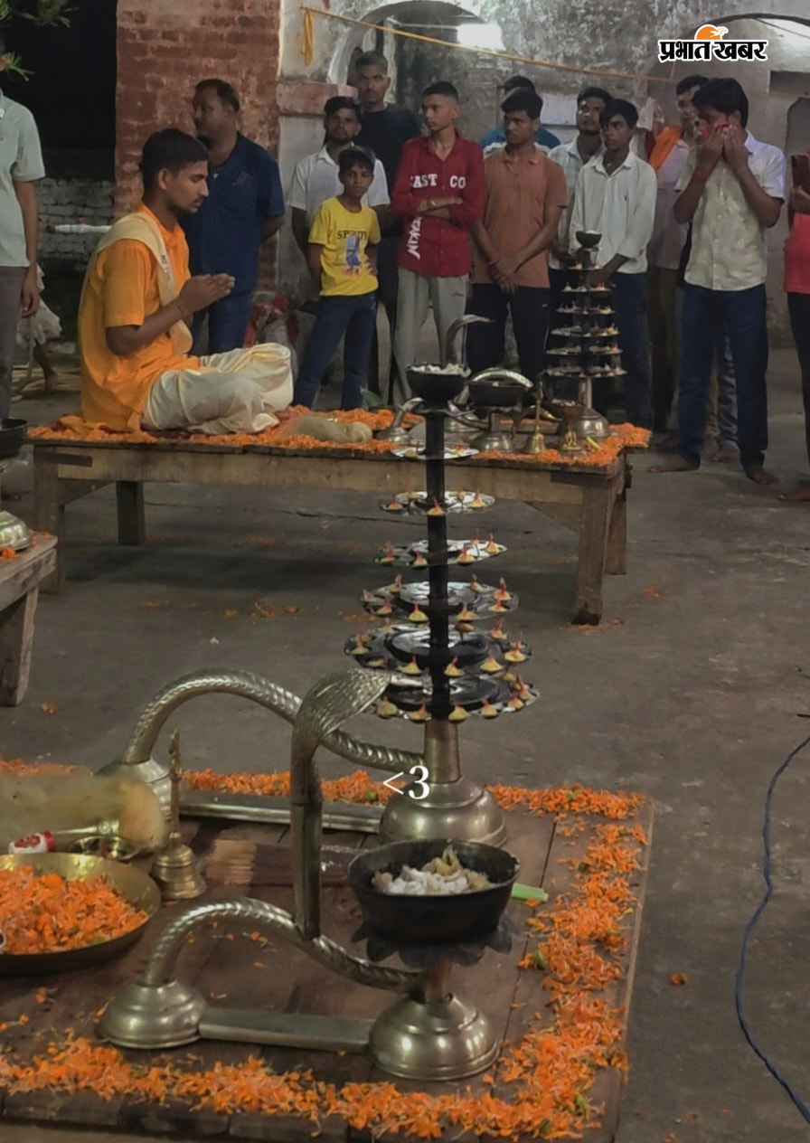 दिप प्रज्वलित कर उद्घाटन करते आरती से पूर्व पूजा अर्चना कर दे आरती में उमड़ा श्रद्धालुओ का भिड़ | Prabhat Khabar Network