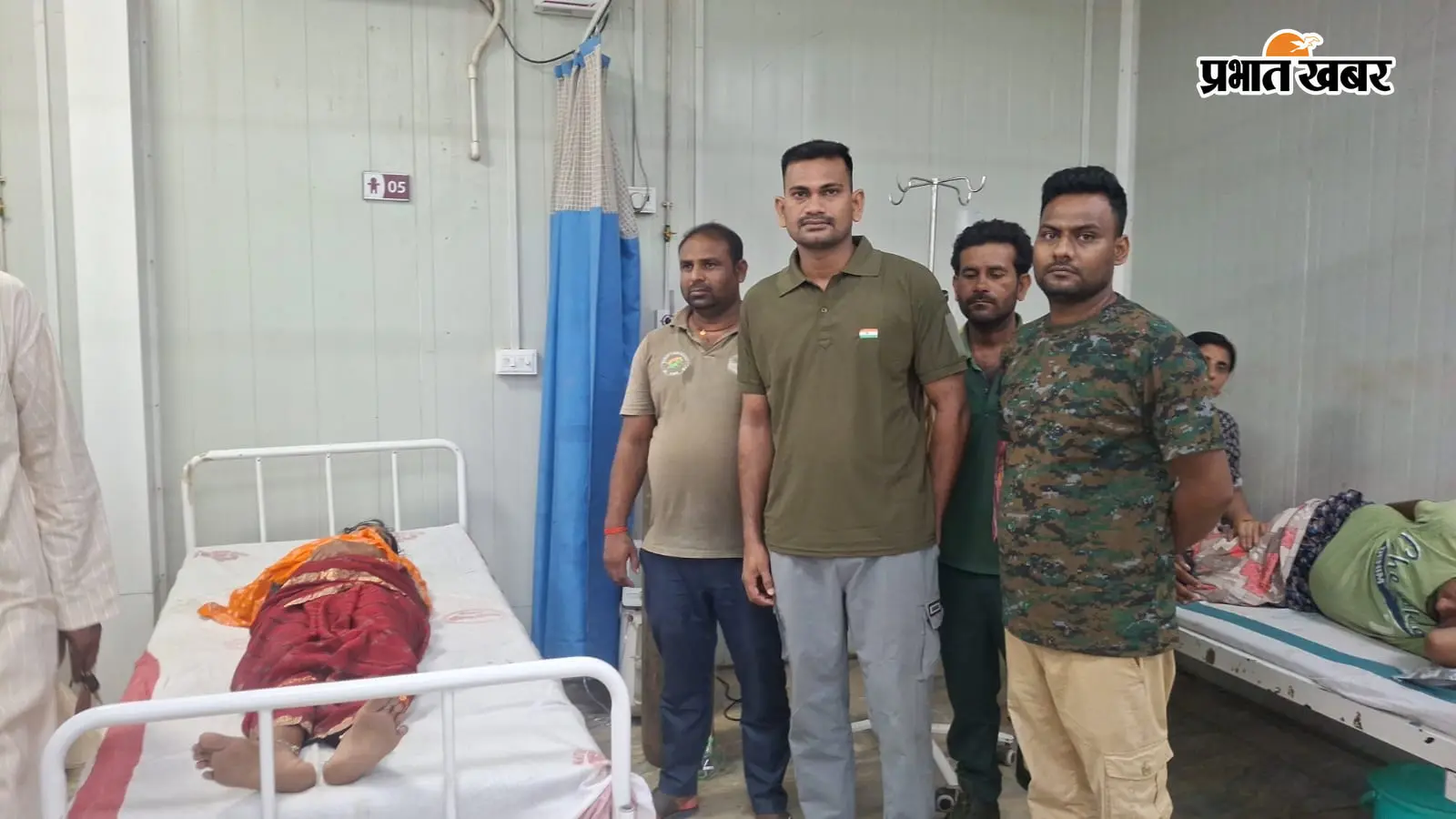 VTR से भटके तेंदुए का गांव में आतंक, सरेह में महिला पर किया हमला, रेस्क्यू के लिए लगा पिंजरा