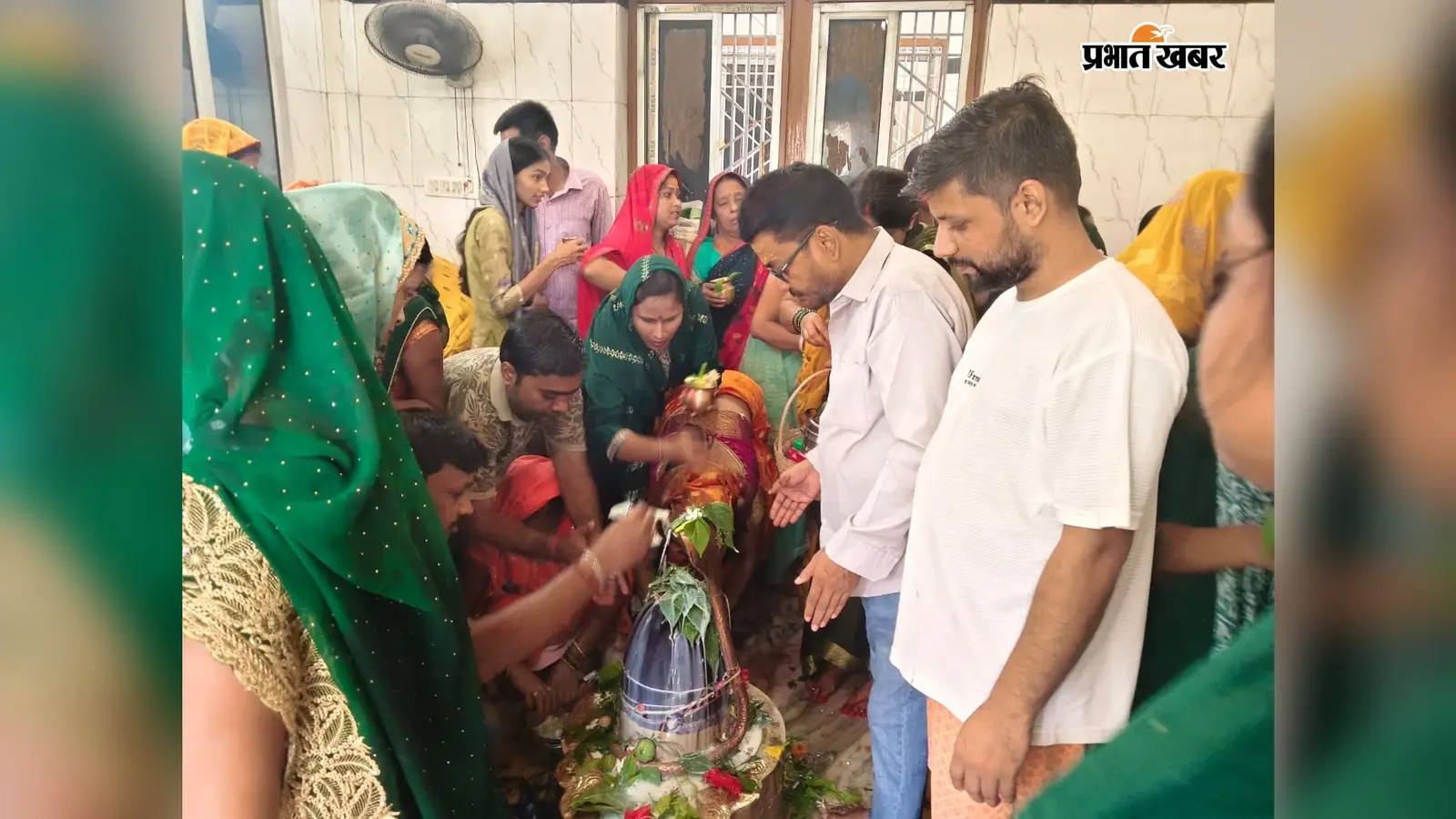 महाराजगंज के रामेश्वर धाम शिव मंदिर में अंतिम सोमवारी पर उमड़ा आस्था का सैलाब, हजारों भक्तों ने किया जलाभिषेक