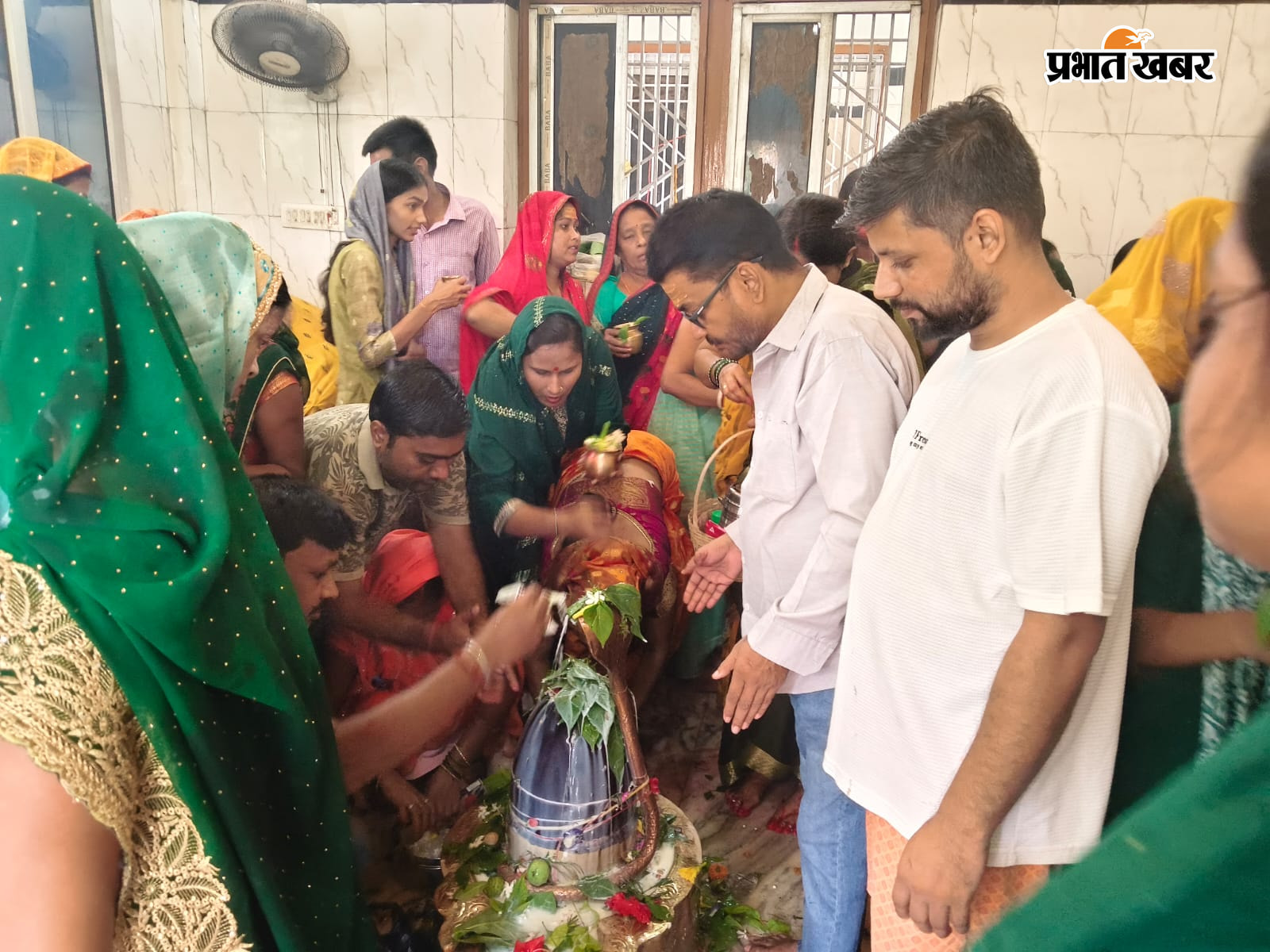 फोटो-शिव मंदिरो मे जलाभिषेक करते श्रद्धालु | Prabhat Khabar Network