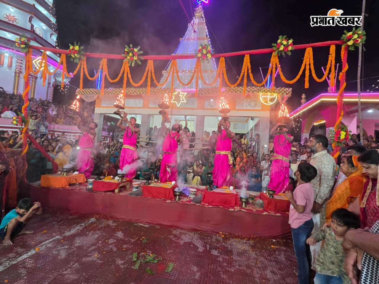 1 सुरक्षा में तैनात पुलिसकर्मी 2 हरिगिरिधाम मंदिर परिसर में शिव आरती करते हुए ब्राह्मण 3 अंतिम सोमवारी पर पूजा अर्चना हेतु लगी श्रद्धालुओं की भीड़ 4 गढ़पुरा के हरिगिरि धाम मंदिर में लगे बैरिकेटिंग में अपने बारी का इंतजार करते हुए कांवरिया | Prabhat Khabar Network