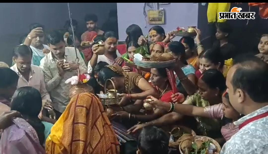 मंदिर के गर्भ गृह में जलाभिषेक के लिए जुटे लोग बाहर में पूजा अर्चना के लिए पहुंचे भक्तो की भीड़ | Prabhat Khabar Network