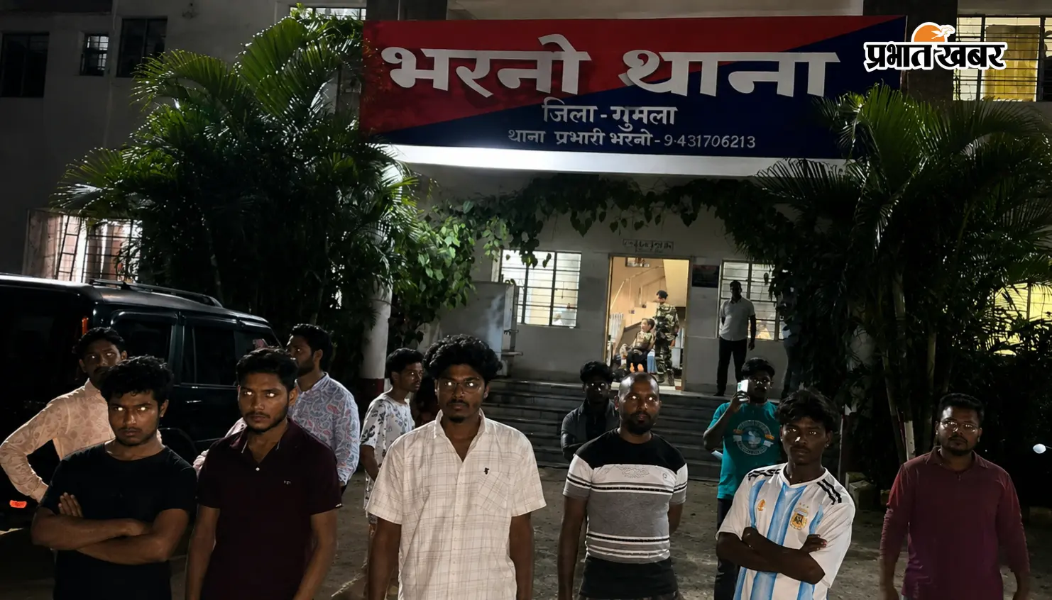 बालू लदे तीन हाइवा पकड़े तो भड़के संचालक, थाना परिसर में देर रात तक हंगामा