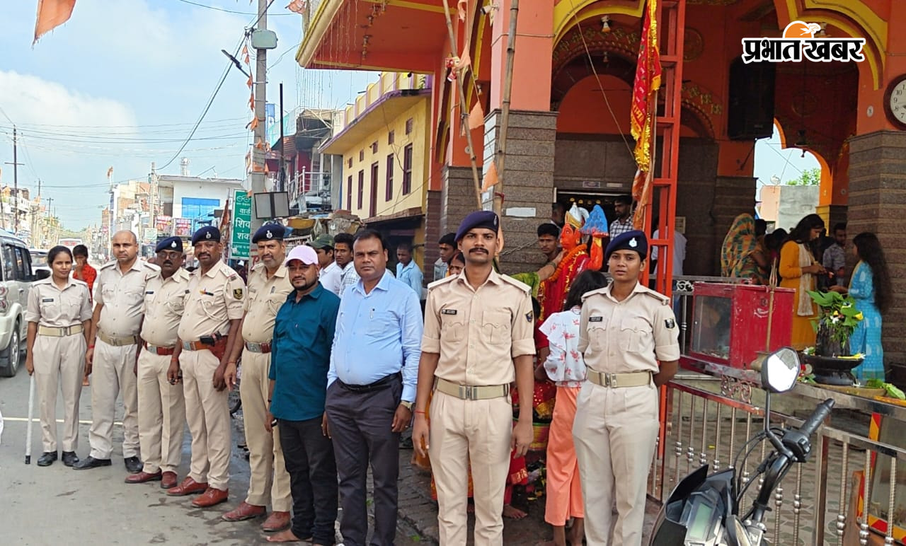परसा बाजार स्थित 101 फीट शिव मंदिर में उमड़ी श्रद्धालुओं की भीड़ सुरक्षा व्यवस्था में तैनात पुलिस पदाधिकारी | Prabhat Khabar Network