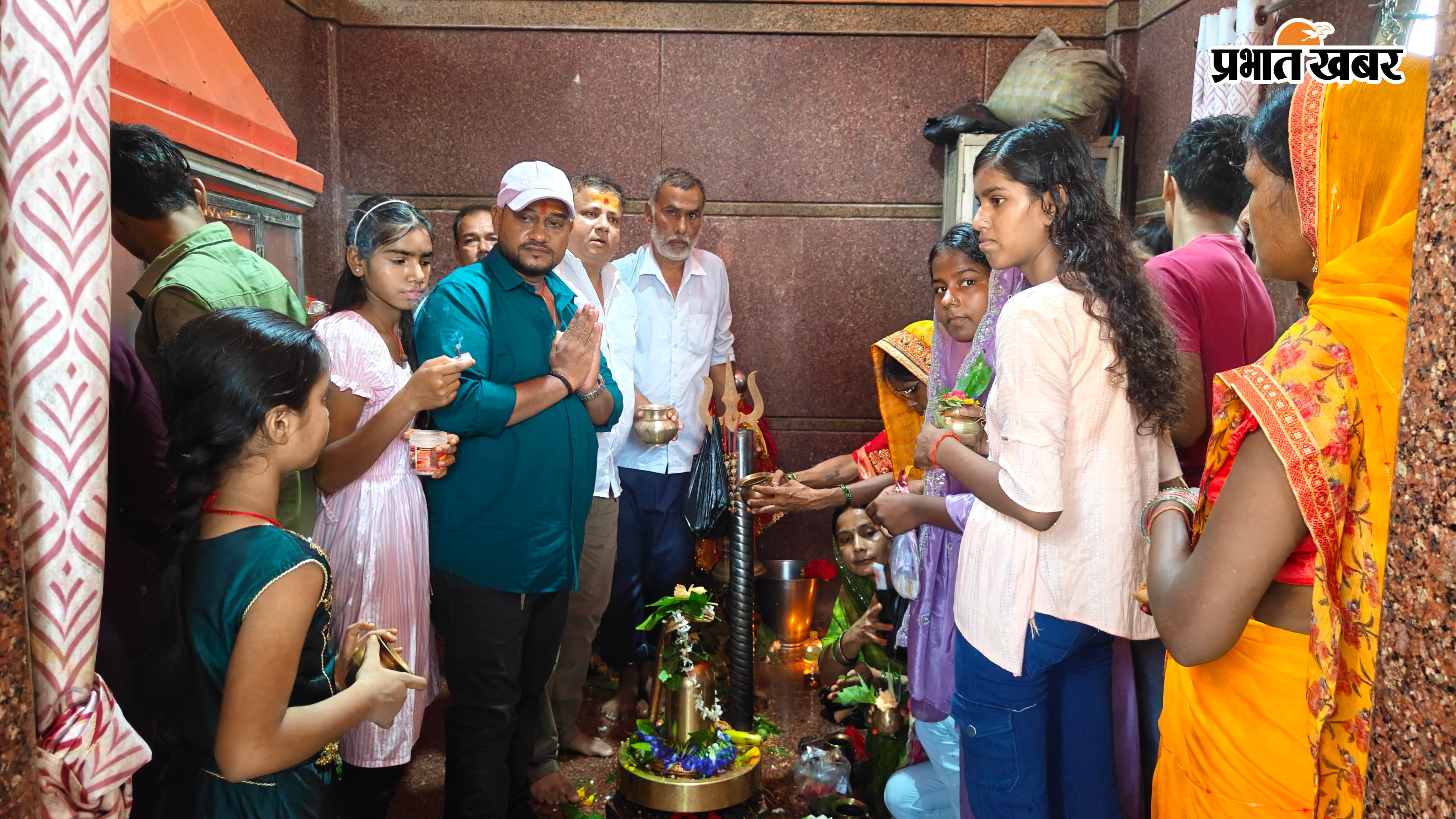परसा बाजार स्थित 101 फीट शिव मंदिर में उमड़ी श्रद्धालुओं की भीड़ सुरक्षा व्यवस्था में तैनात पुलिस पदाधिकारी | Prabhat Khabar Network