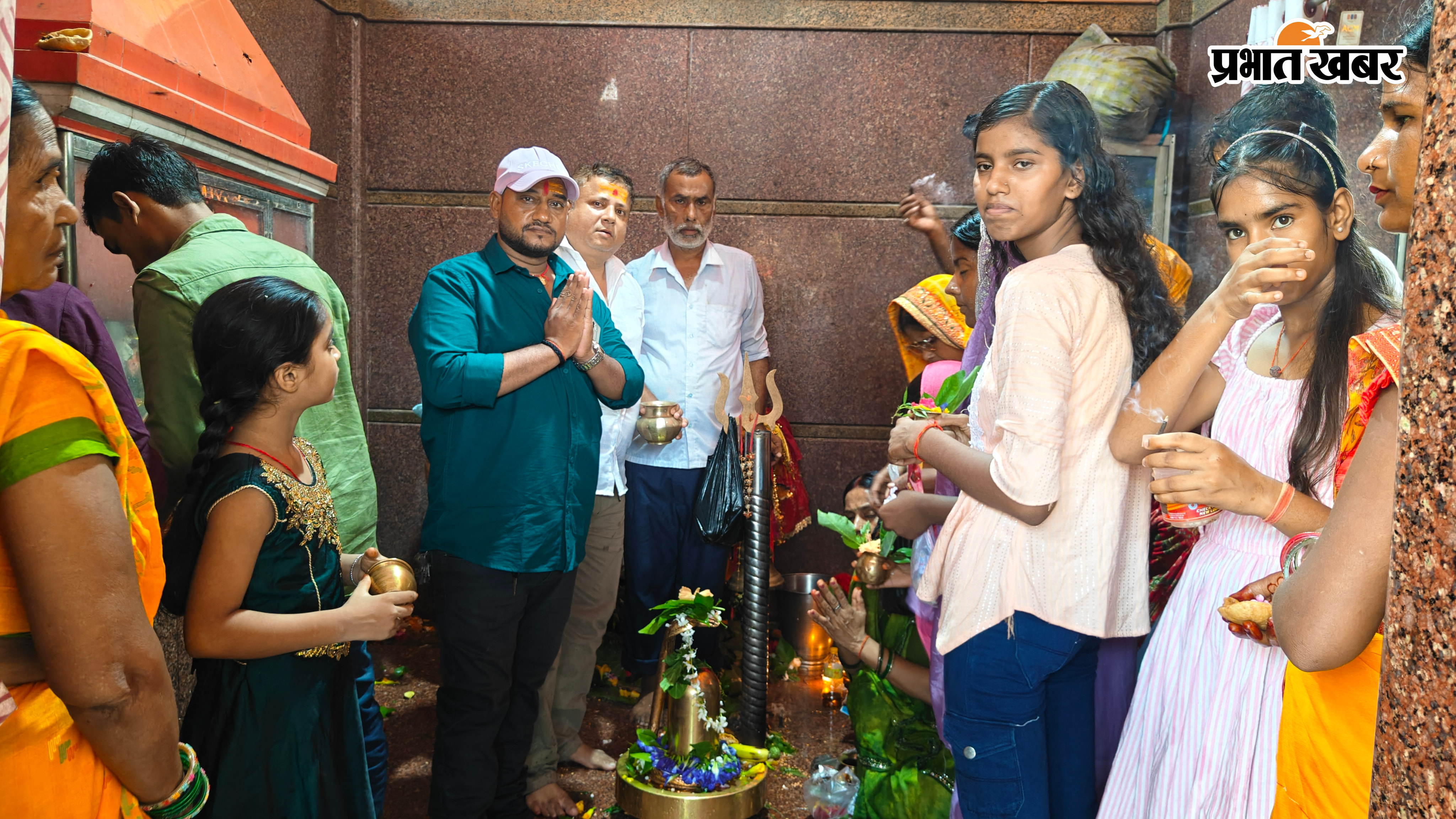परसा बाजार स्थित 101 फीट शिव मंदिर पर जलाभिषेक करने केल लिए उमड़ी श्रद्धालुओं की भीड़ सुरक्षा में तैनात पुलिस पदाधिकारी व कर्मी | Prabhat Khabar Network
