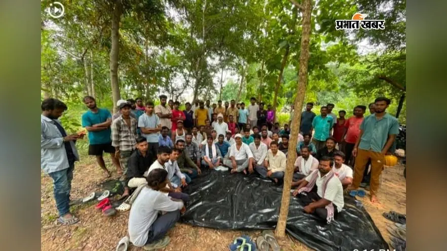 भुरकुंडा में घर तोड़े जाने पर भड़का आक्रोश, पुनर्वास नहीं हुआ तो अंचल कार्यालय घेरने की चेतावनी